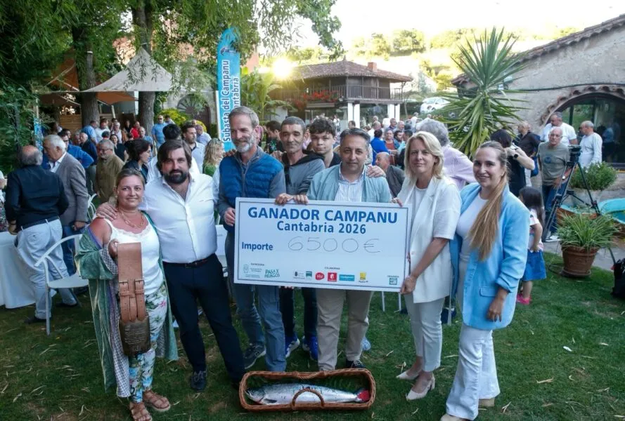 La consejera y el alcalde, junto al gerente del restaurante 'El Puerto', Antonio Núñez, que se ha hecho esta tarde con el 'campanu' de Cantabria 2026 (Foto: Lara Revilla)