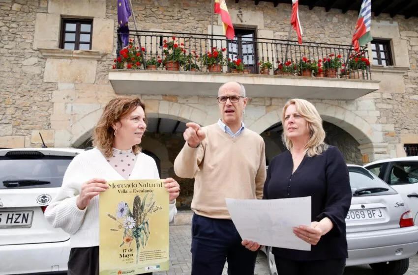 La consejera, María Jesús Susinos, acompañada del alcalde de Escalante, Francisco Sarabia y la directora de Desarrollo Rural, Carmen Fernández, posan con el cartel de la Feria (FOTO: Lara Revilla)