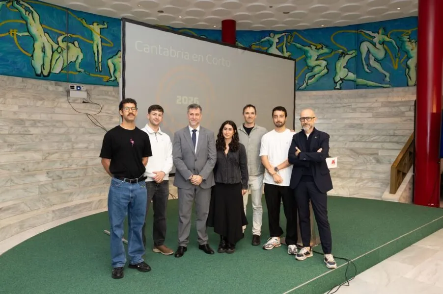 De izquierda a derecha, los directores, Ángel Noguera , Víctor Díaz, el consejero Luis Martínez Abad, Lucia Sánchez, Nacho Solana, Pablo Lasen y el director de la Cantabria Film Commission, Victor Lamadrid. Foto: Miguel de Arriba