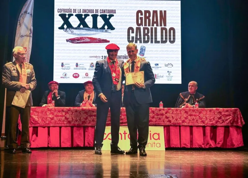 Noticias de Cantabria | El Cántabro | La Cofradía de la Anchoa nombra cofrade a Martínez Abad en la celebración de su XXIX Gran Cabildo en el Teatro Liceo de Santoña