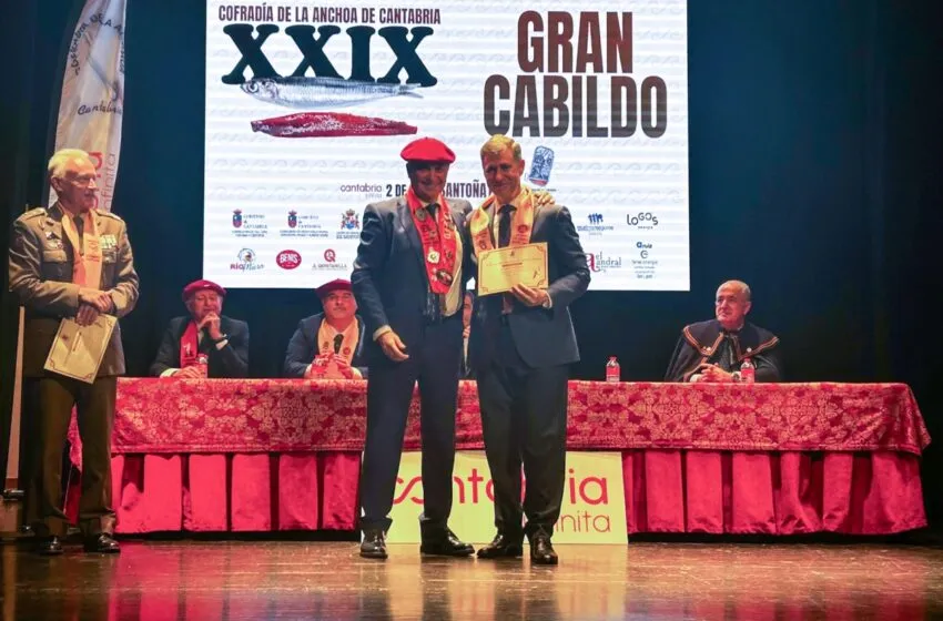 Noticias de Cantabria | El Cántabro | La Cofradía de la Anchoa nombra cofrade a Martínez Abad en la celebración de su XXIX Gran Cabildo en el Teatro Liceo de Santoña