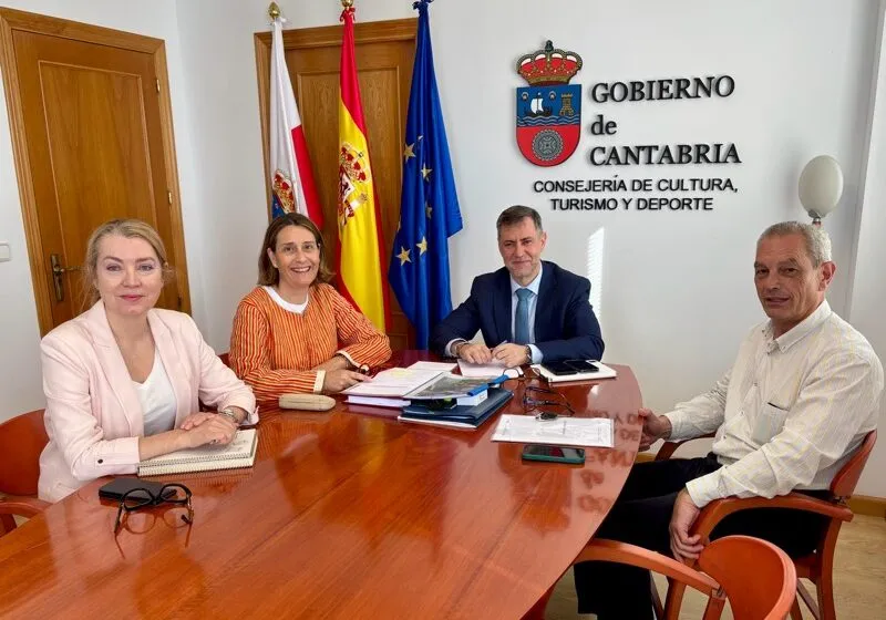 El consejero de Cultura, Luis Martínez Abad, durante la reunión mantenida con al alcalde de Rionansa, José Miguel Gómez, acompañados de la directora de Cultura, Eva Guilermina Fernández y la directora de Deportes, Susana Ruiz