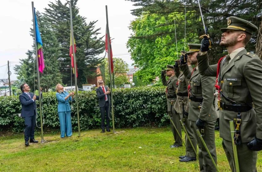 El alcalde de Camargo, Diego Movellán; la presidenta del Parlamento de Cantabria, María José González, y el consejero de Educación, Sergio Silva, durante el izado de las banderas en la celebración del Dos de Mayo. FOTO: Ayuntamiento de Camargo