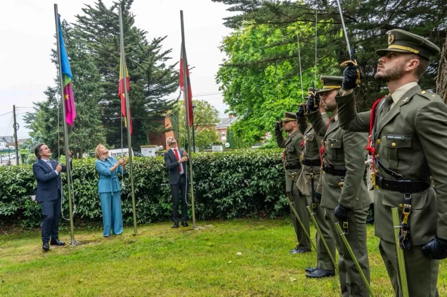 El alcalde de Camargo, Diego Movellán; la presidenta del Parlamento de Cantabria, María José González, y el consejero de Educación, Sergio Silva, durante el izado de las banderas en la celebración del Dos de Mayo. FOTO: Ayuntamiento de Camargo