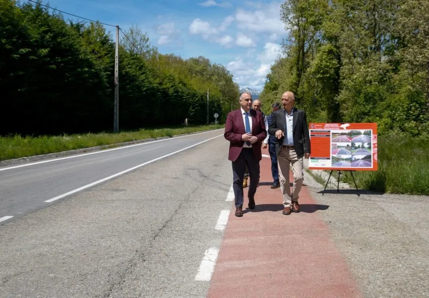 El consejero y el alcalde de Hermandad de Campoo de Suso supervisan uno de los proyectos acometidos por el Ejecutivo autonómico. (Foto: Lara Revilla)