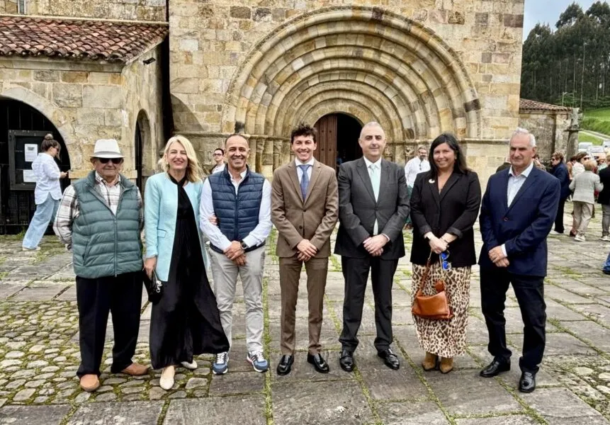 El consejero, junto al alcalde de Castañeda, Marcos Garcia, y otros miembros de la Corporación (Fofo: Oficina de Comunicación)
