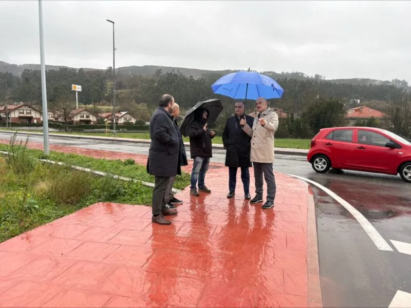 El consejero inauguró hace unos meses en Los Corrales de Buelna, junto a su alcalde, varias actuaciones promovidas por este Plan (Foto: Oficina de Comunicación)