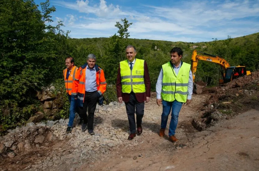 El consejero, durante su visita institucional a Valdeprado del Río. (Foto: Lara Revilla)