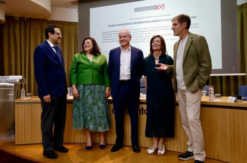 El consejero, junto al resto de participantes en la mesa redonda organizada por Foramontanos Siglo XXI en el Ateneo de Santander (Foto: Lara Revilla)