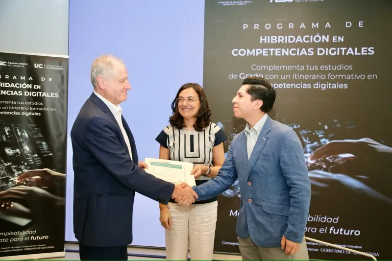 El consejero entrega, en presencia de la rectora, el diploma de experto en competencias digitales aplicadas a Daniel Calle, primer estudiante de la UC en conseguirlo (Foto: Nacho Romero)