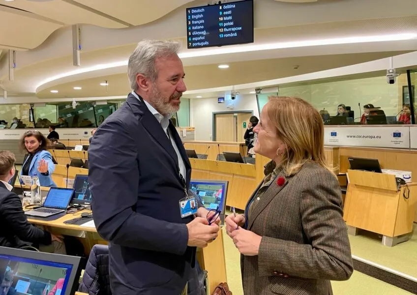 La consejera Isabel Urrutia charla con el presidente de Aragón, Jorge Antonio Azcón, al comienzo de la reunión de la Mesa del Comité de las Regiones (Foto: Gobierno de Cantabria)