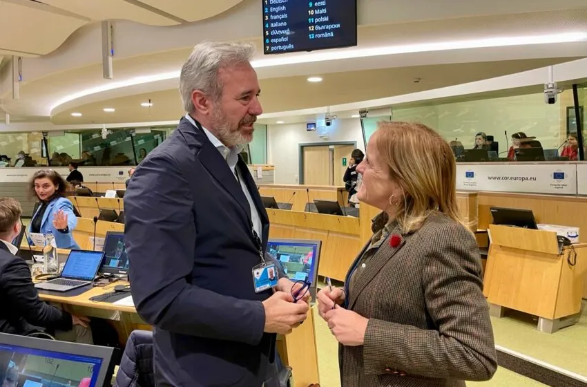 La consejera Isabel Urrutia charla con el presidente de Aragón, Jorge Antonio Azcón, al comienzo de la reunión de la Mesa del Comité de las Regiones (Foto: Gobierno de Cantabria)