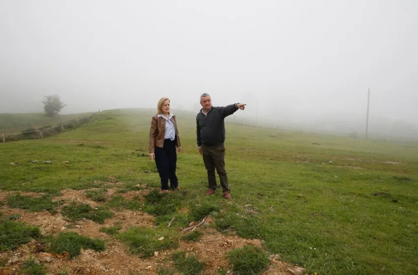 La consejera de Presidencia y el alcalde de Polaciones, durante la visita realizada a los terrenos donde se construirá la helisuperficie (Fotos: Lara Revilla)