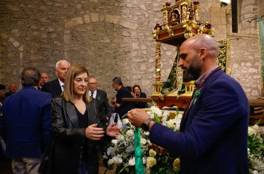 La presidenta de Cantabria ha participado en parte de la procesión y en la misa solemne en honor a 'La Santuca'. FOTO: Lara Revilla