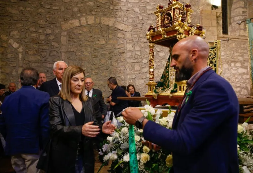 La presidenta de Cantabria ha participado en parte de la procesión y en la misa solemne en honor a 'La Santuca'. FOTO: Lara Revilla