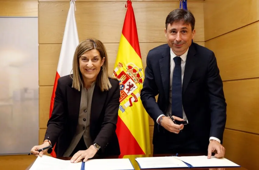 Buruaga y Salcedo firman el protocolo (FOTO: Lara Revilla)
