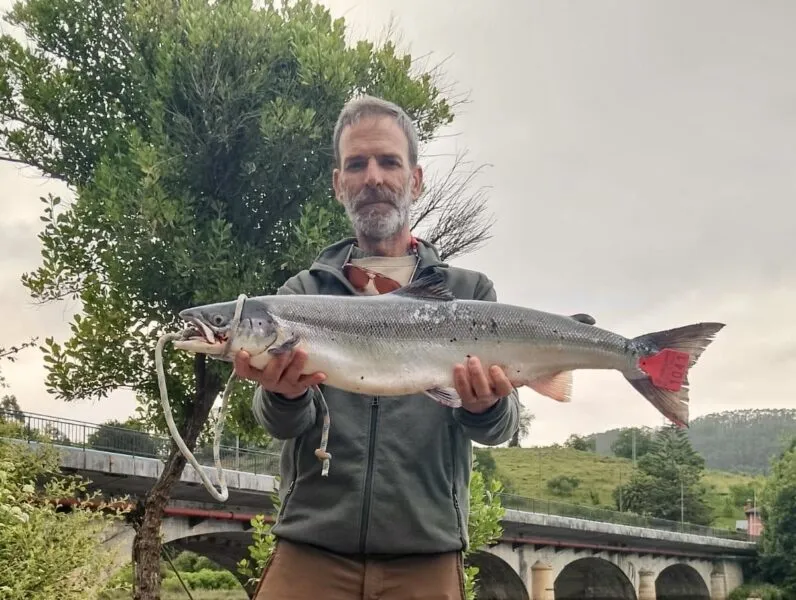 El pescador asturiano Alfonso Cano con el 'campanu' de Cantabria en sus manos (Foto: Gobierno de Cantabria)