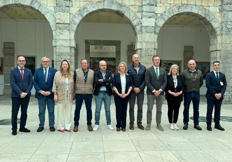 La consejera, diputados, representantes de la Federación Cántabra de Caza y el director general de Montes y Biodiversidad en el Parlamento de Cantabria. (Foto: Gobierno de Cantabria).