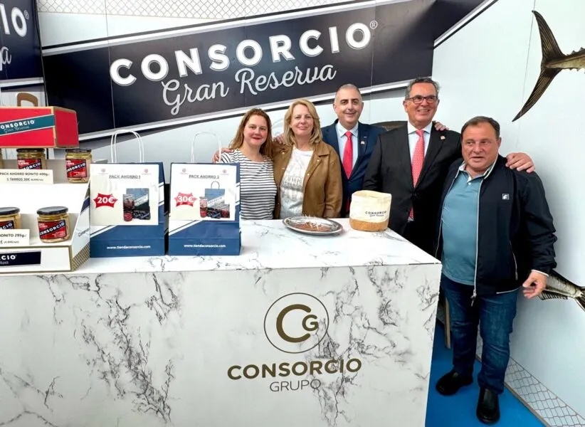 Los consejeros han recorrido los distintos stands de las conserveras que durante el fin de semana exibiran sus productos (Foto: Oficina de Comunicacion)