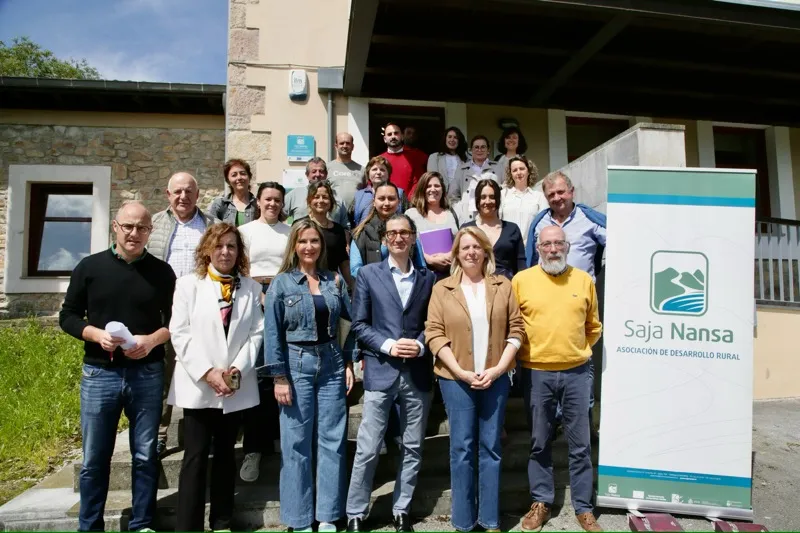 La consejera asiste a la firma de nuevos contratos financiados por el programa LEADER en la comarca Saja-Nansa. (Foto: Nacho Romero).