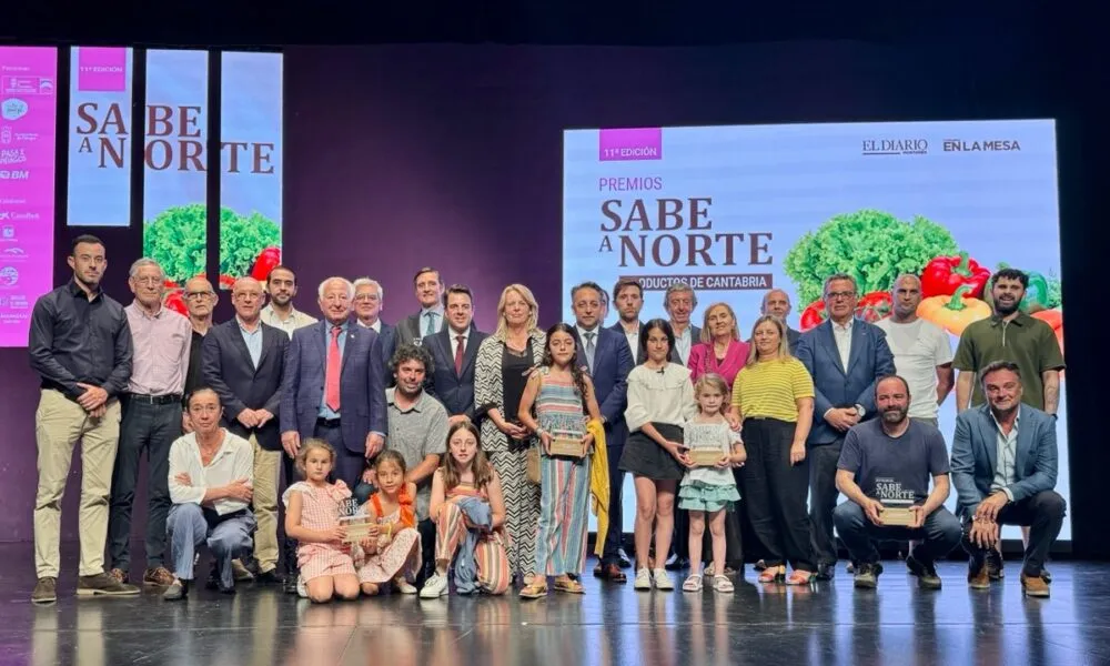 Foto de familia de todos los premiados en el certamen Sabe a Norte. FOTO: Oficina de Comunicación