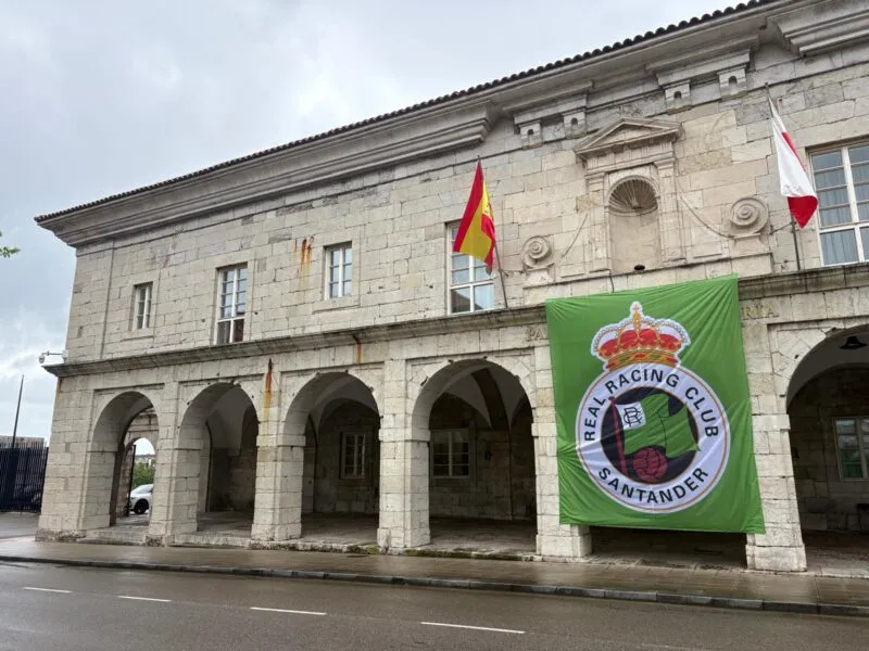 Noticias de Cantabria | El Cántabro | El Parlamento de Cantabria se viste de verde para apoyar al Racing en su lucha por el ascenso