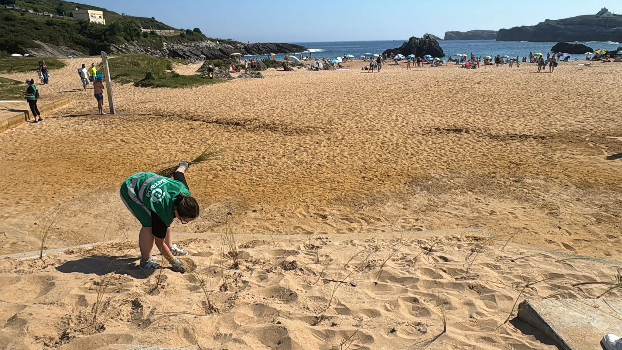 Noticias de Cantabria | El Cántabro | Sesenta peñistas de Bezana participan en una jornada de voluntariado ambiental en San Juan de la Canal Noticias de Cantabria | El Cántabro | Sesenta peñistas de Bezana participan en una jornada de voluntariado ambiental en San Juan de la Canal