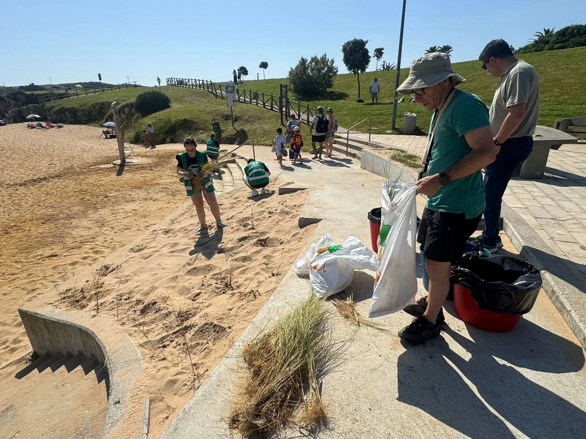 Noticias de Cantabria | El Cántabro | Sesenta peñistas de Bezana participan en una jornada de voluntariado ambiental en San Juan de la Canal Noticias de Cantabria | El Cántabro | Sesenta peñistas de Bezana participan en una jornada de voluntariado ambiental en San Juan de la Canal