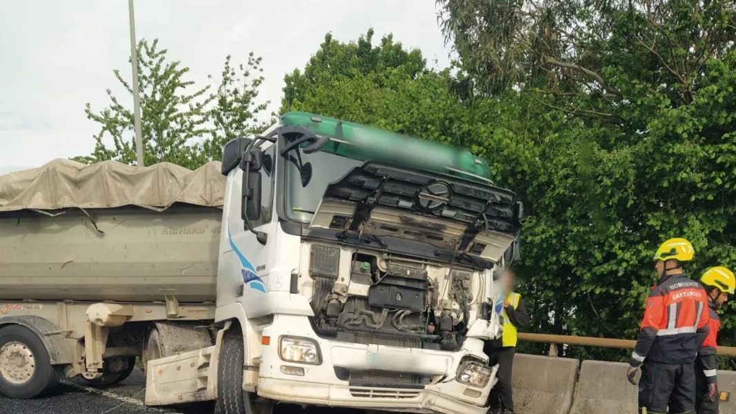 Noticias de Cantabria | El Cántabro | Caos en la A-67 tras el accidente de un camión que derramó alquitrán sobre la calzada en Bezana