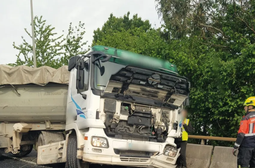 Noticias de Cantabria | El Cántabro | Caos en la A-67 tras el accidente de un camión que derramó alquitrán sobre la calzada en Bezana