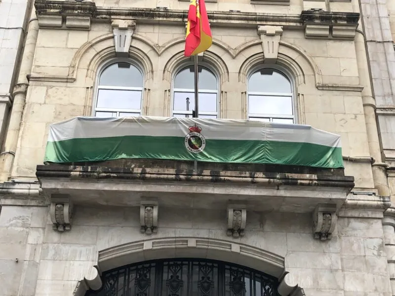 Noticias de Cantabria | El Cántabro | La fachada del Ayuntamiento 'se viste' con la bandera del Racing