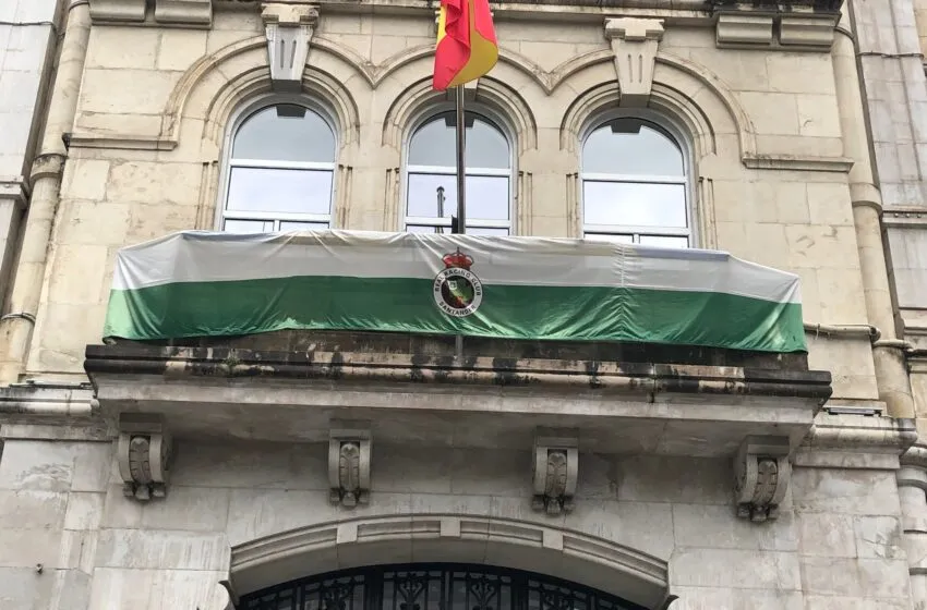 Noticias de Cantabria | El Cántabro | La fachada del Ayuntamiento 'se viste' con la bandera del Racing