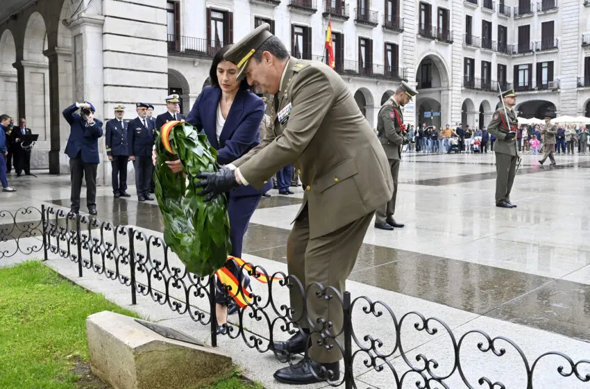 Noticias de Cantabria | El Cántabro | Santander conmemora el Dos de Mayo con una ofrenda floral ante la estatua de Pedro Velarde