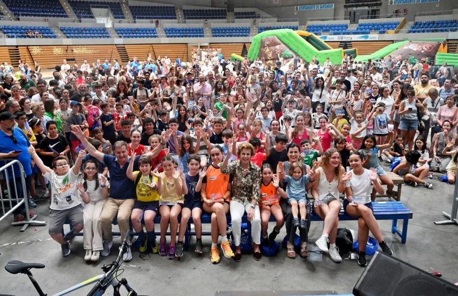 Noticias de Cantabria | El Cántabro | La alcaldesa asiste a la gran fiesta de clausura de las escuelas deportivas municipales 2025-26