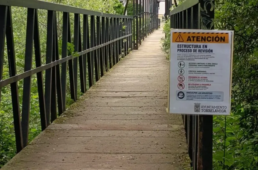  Torrelavega limita de forma preventiva el uso de las dos pasarelas peatonales de La Viesca