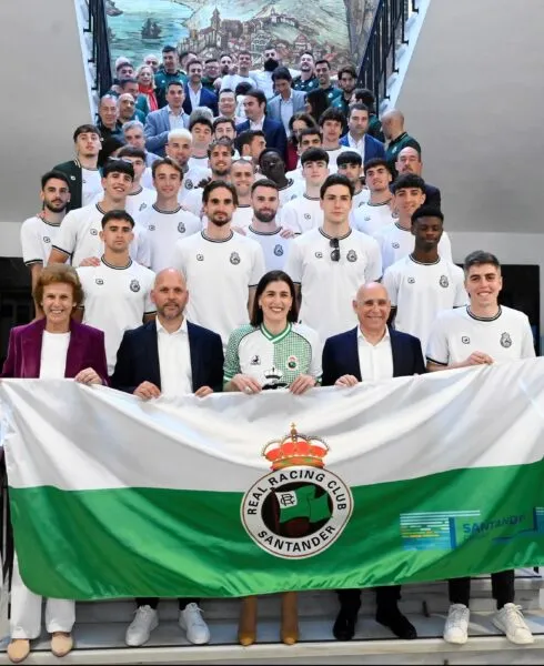 Noticias de Cantabria | El Cántabro | Gema Igual recibe al Racing en el Ayuntamiento para compartir con la ciudad la alegría del ascenso