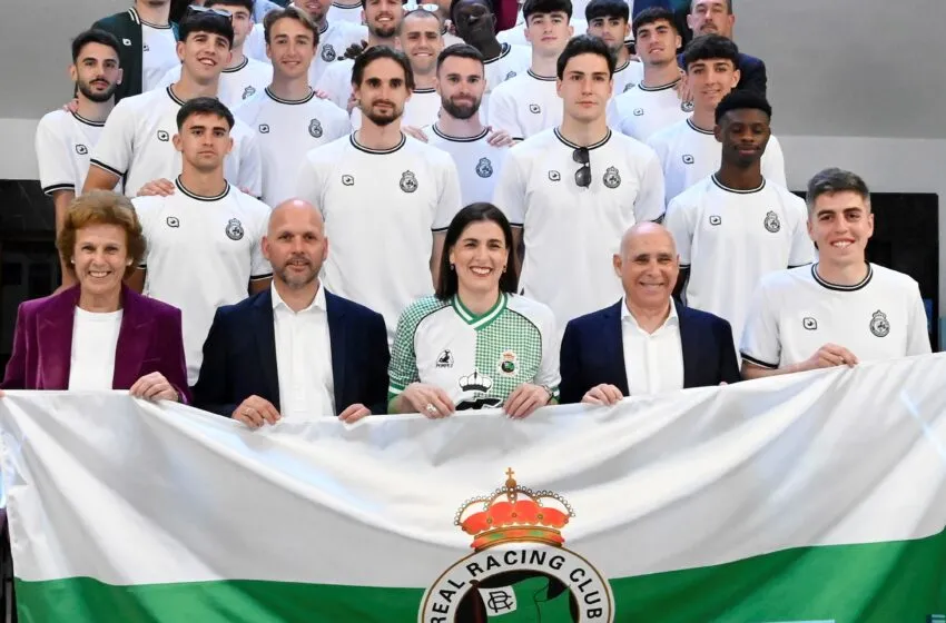 Noticias de Cantabria | El Cántabro | Gema Igual recibe al Racing en el Ayuntamiento para compartir con la ciudad la alegría del ascenso