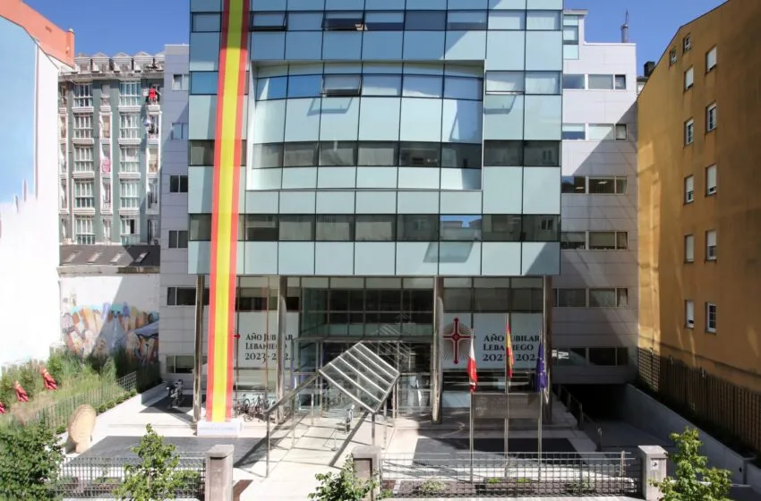 Fachada de la sede del Gobierno cántabro en la calle Peña Herbosa