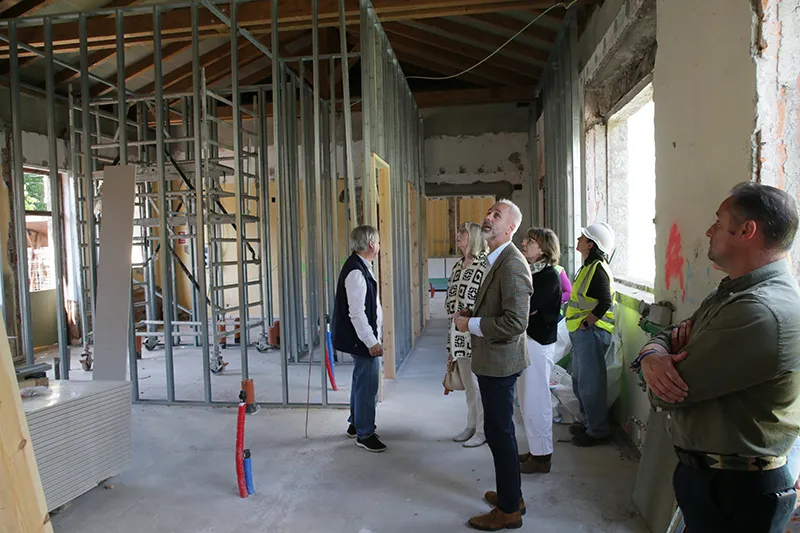 El consejero de Educación junto al alcalde de Potes y la directora general de Centros e Infraestructuras Educativas durante su visita a las obras de la futura Escuela de Cocina y Gastronomía. (Foto: Nacho Romero)