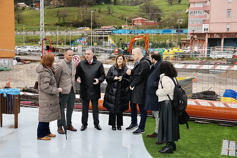 La presidenta de Cantabria y el consejero de Fomento durante una visita al municipio junto a su alcalde (Foto: Oficina de Comunicacion)