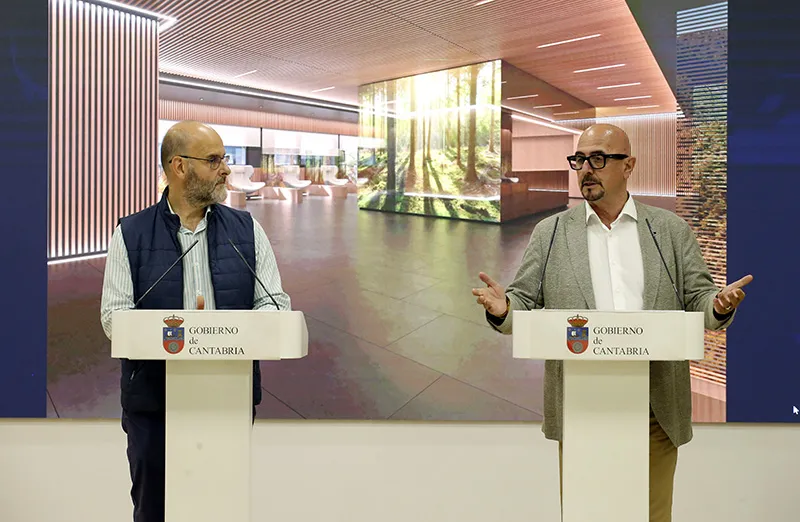César Pascual y José Luis Ruiz, durante la rueda de prensa para explicar el proyecto del nuevo Hospital de Día Médico de Sierrallana (Foto: Lara Revilla)