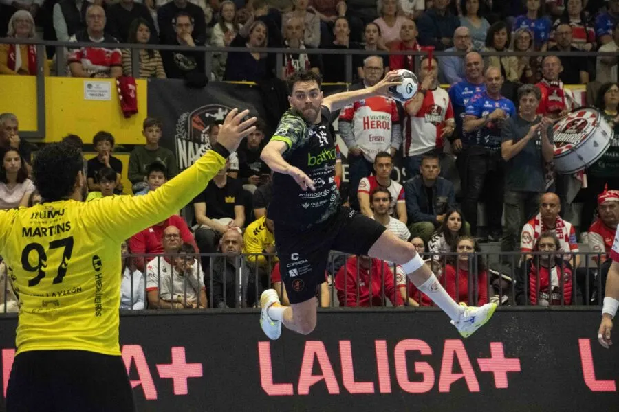Noticias de Cantabria | El Cántabro | El Bathco BM Torrelavega arrolla en Nava y mete presión máxima por el subcampeonato