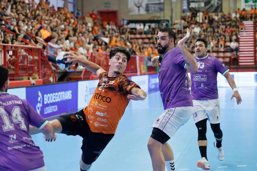 Noticias de Cantabria | El Cántabro | Emotiva despedida en el Vicente Trueba: el Bathco Torrelavega cierra la liga con goleada y homenaje a sus referentes