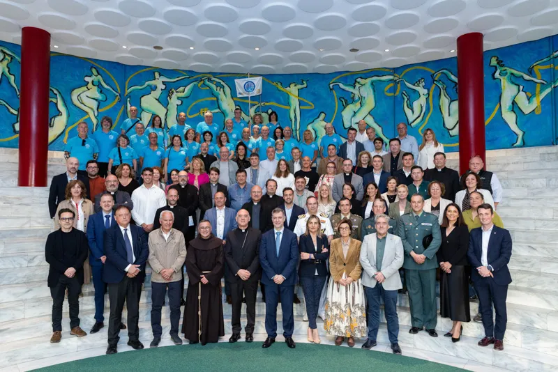 El consejero de Cultura, Luis Martínez Abad, posa con todos los asistentes a la presentación (FOTO: Miguel Dearriba)