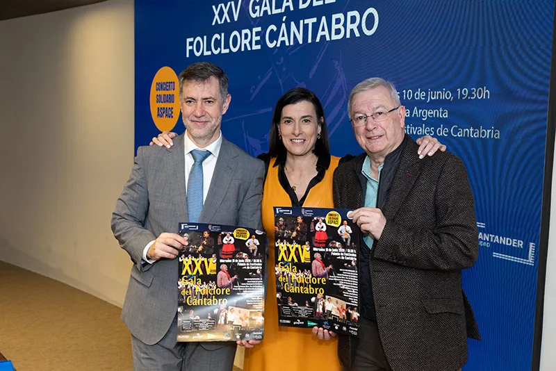El consejero de Cultura, Luis Martinez Abad la alcaldesa de Santander, Gema Igual, y Juan Antonio Prieto de la Asociación Proa, en la presentación de la 25 Gala del Folclore cántabro. Foto Miguel de Arriba