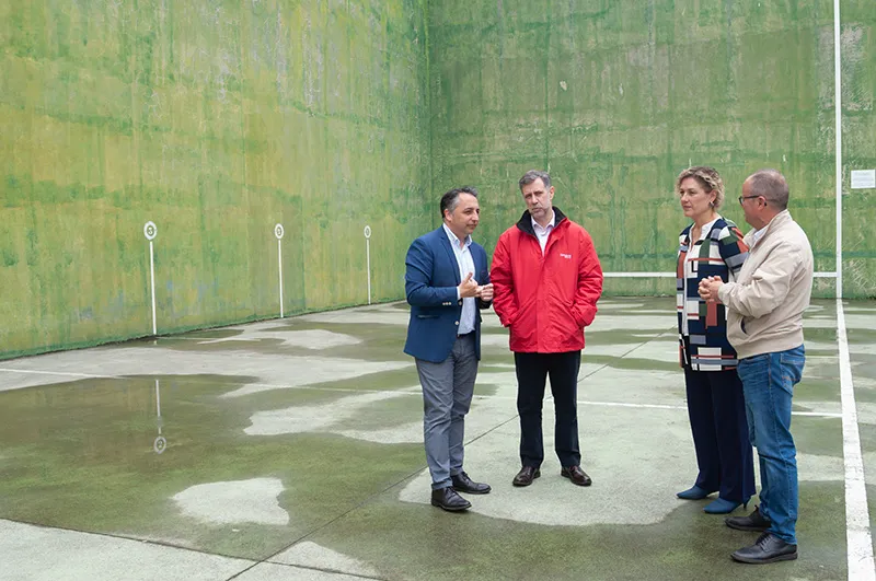 El proyecto contempla una actuación integral sobre el frontón, actualmente afectado por un importante deterioro en sus revestimientos, cerramientos y pavimentos (FOTO: Jimena Aguirre)