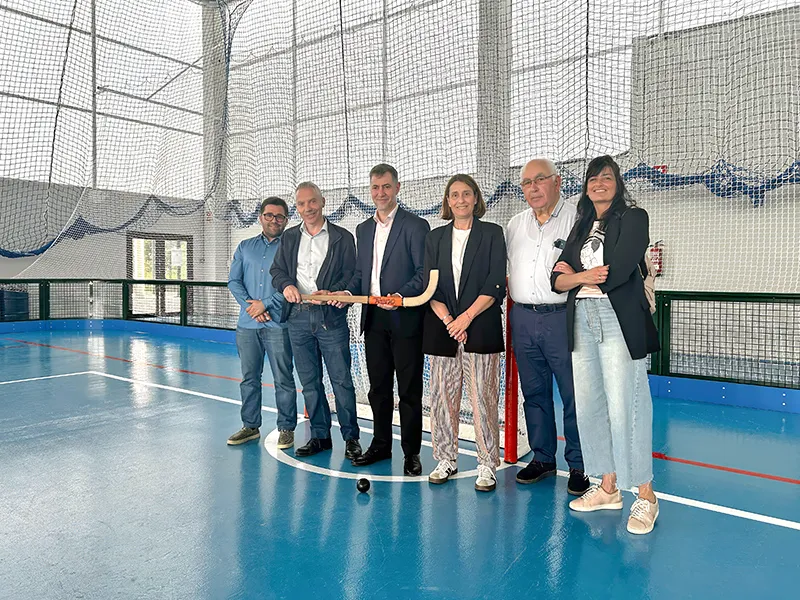 El consejero de Deportes, Luis Martínez Abad, junto con la directora general de Deportes, Susana Ruiz; el alcalde de Guriezo, Ángel Llano y otros miembros de la corporación durante la visita al pabellón. (Foto: Oficina de Comunicación)