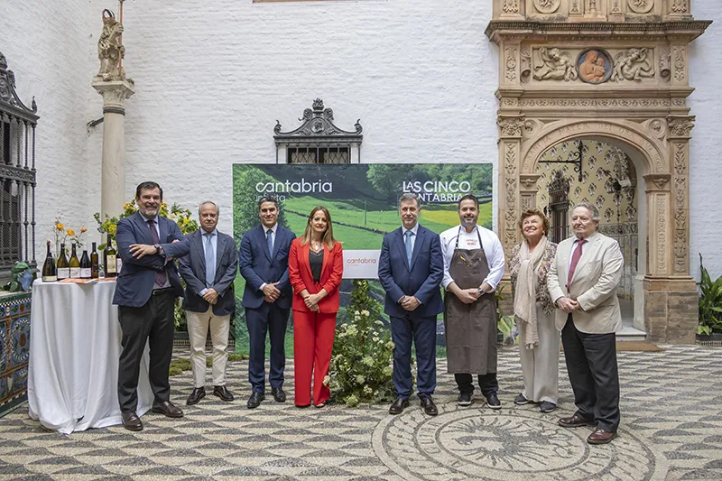 El consejero y la directora de Cantur acompañados de los responsables de las bodegas de vino de Jerez participantes en la cata y el cocinero Nacho Solana (Foto: Oficina de Comunicación)