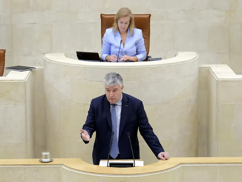 El consejero de Economía, Luis Ángel Agüeros, en el Parlamento de Cantabria durante la sesión plenaria en la que se aprobó la Ley de Presupuestos Generales de la Comunidad Autónoma de Cantabria. (Foto: Raúl Lucio)
