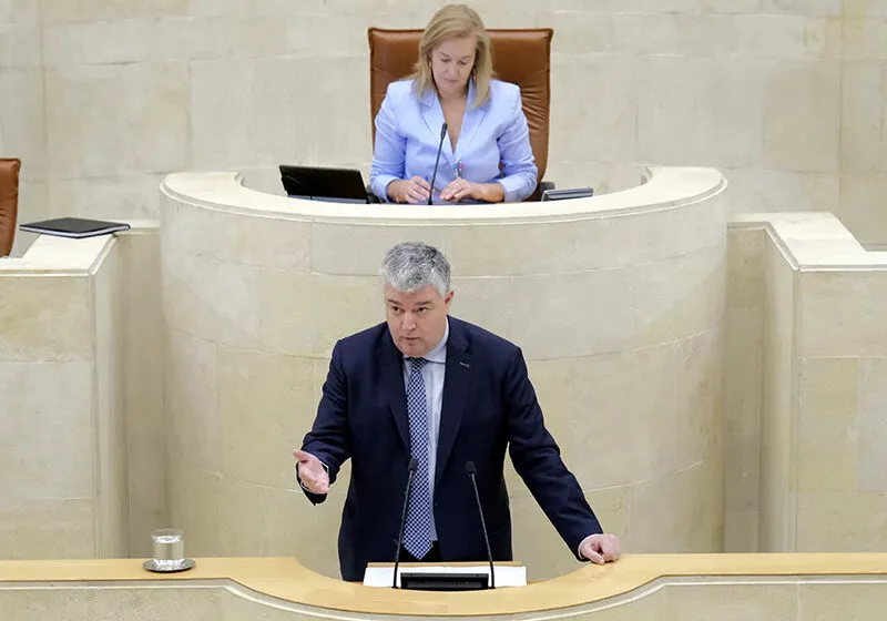 El consejero de Economía, Luis Ángel Agüeros, en el Parlamento de Cantabria durante la sesión plenaria en la que se aprobó la Ley de Presupuestos Generales de la Comunidad Autónoma de Cantabria. (Foto: Raúl Lucio)
